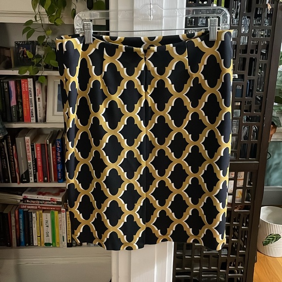 J McLaughlin gold and black printed skirt - Picture 3 of 5